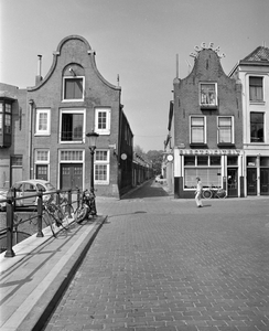 859462 Gezicht op de panden Oudegracht 365 (rechts) en 367 te Utrecht, vanaf de Vollersbrug, met in het midden het ...